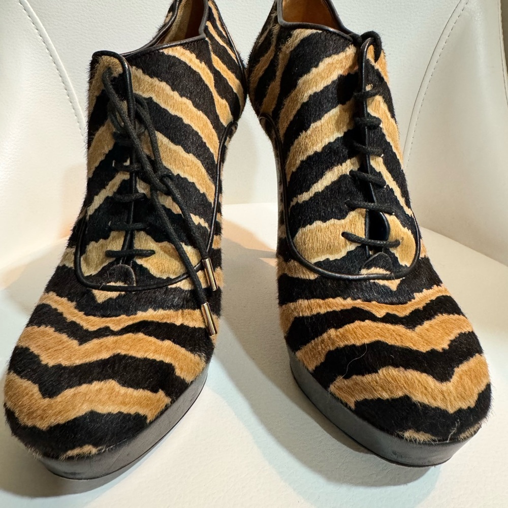 GUCCI Black and Tan Lace Up Boots with Striking Design